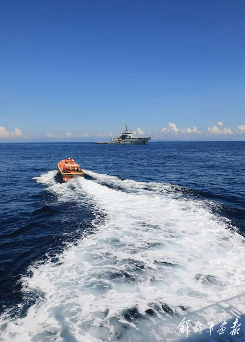 緊急出動！南部戰區海軍組織海上協同醫療救護訓練，直升機與艦艇協同上演生命接力